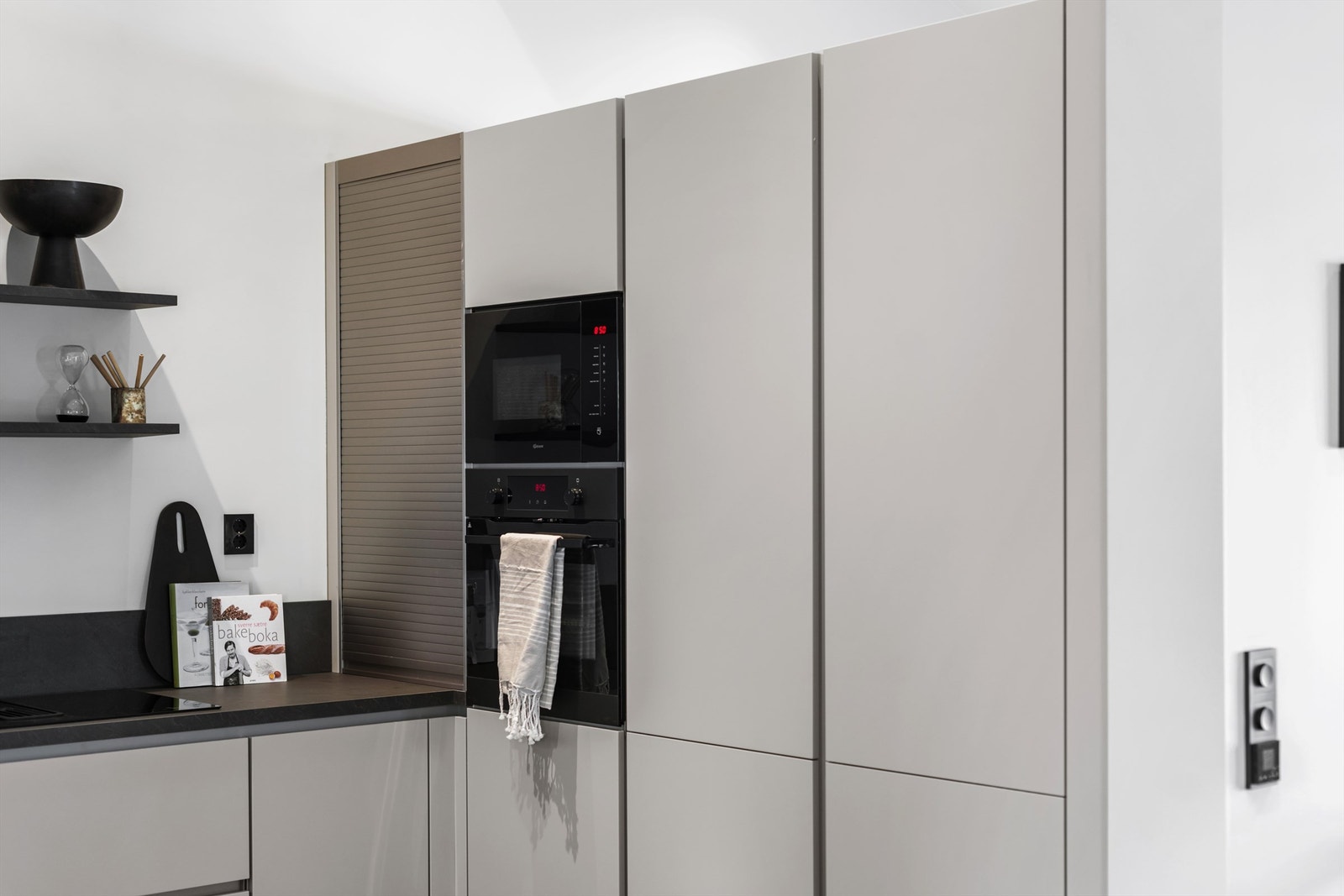 Hvitevarene består av kjøleskap og fryseskap fra Husqvarna samt oppvaskmaskin, ovn og mikrobølgeovn fra Samsung Galleribilde