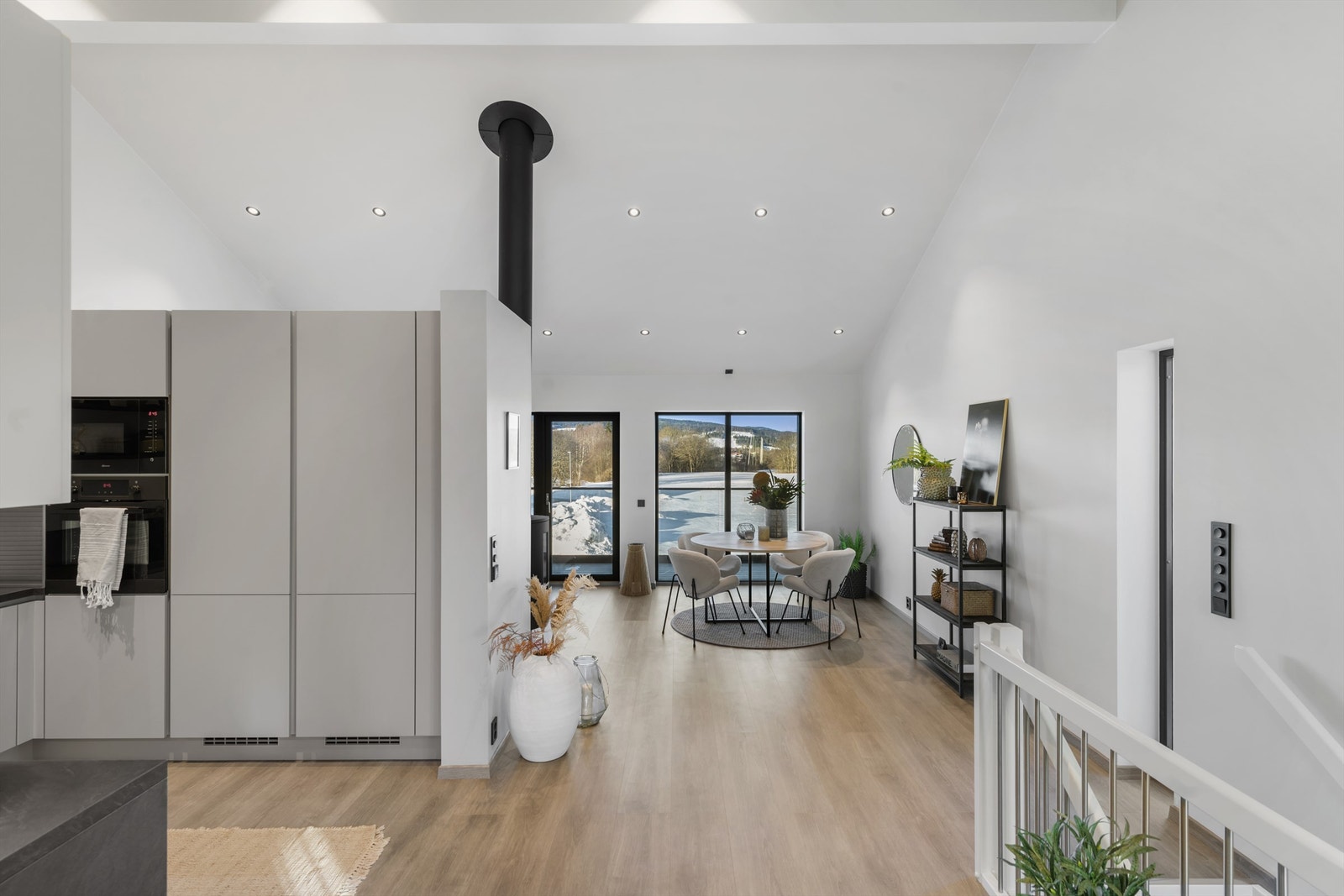 Pent laminatgulv og lysemalte vegger gjør det enkelt å innrede etter egen smak og stil Galleribilde