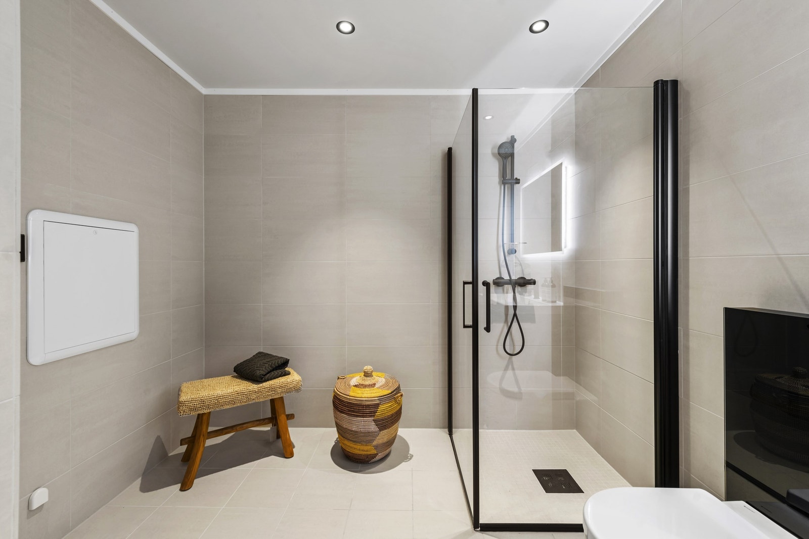 Delikat og pent med svarte detaljer Galleribilde