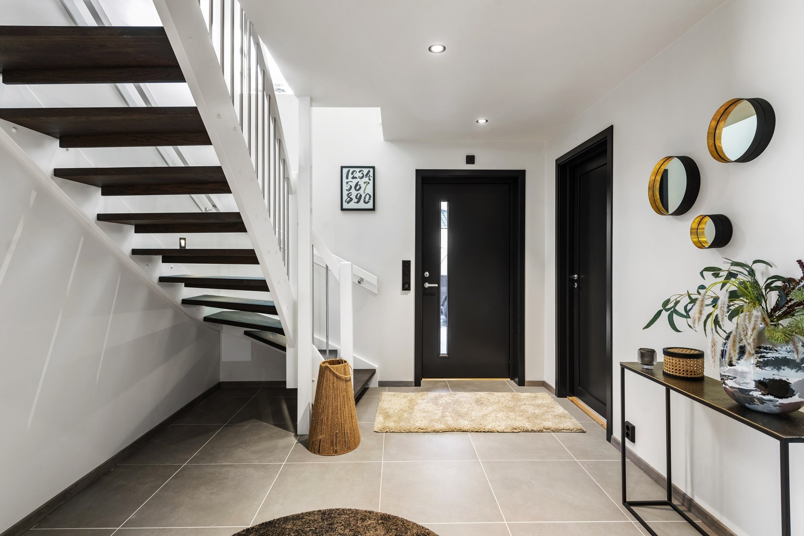 Velkommen inn i lys entré med god plass for å henge fra seg yttertøy og sko Galleribilde