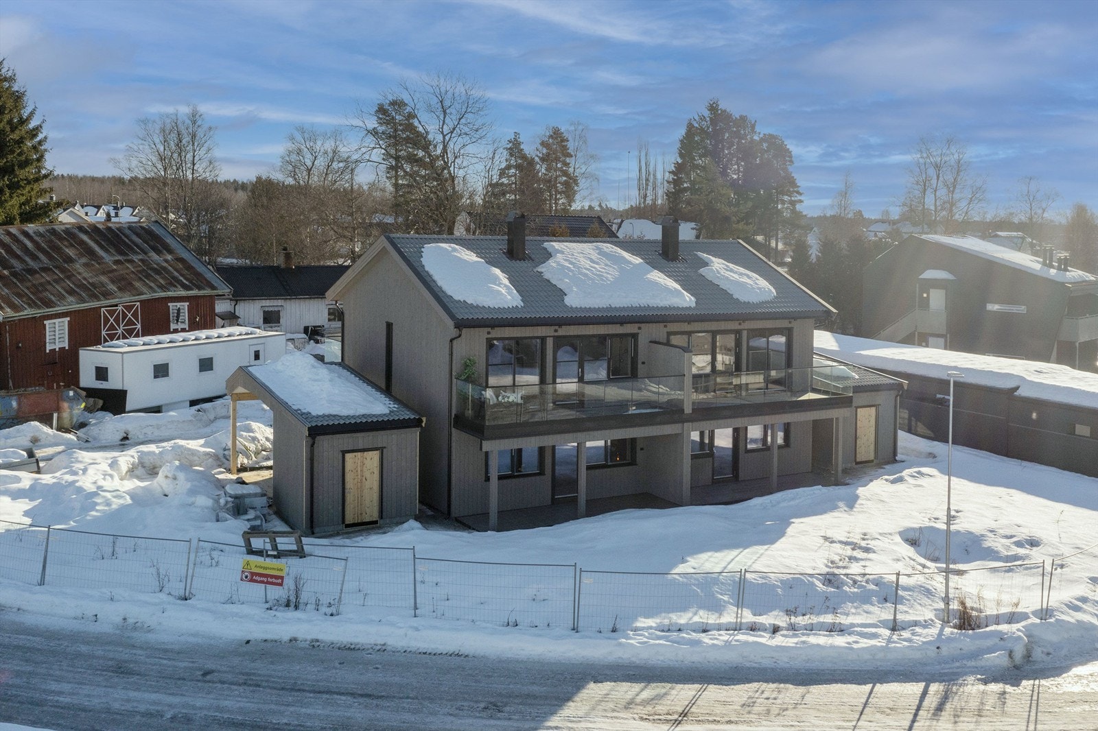 Fra det ene soverommet i underetasjen er det utgang til terrasse og hageområde Galleribilde