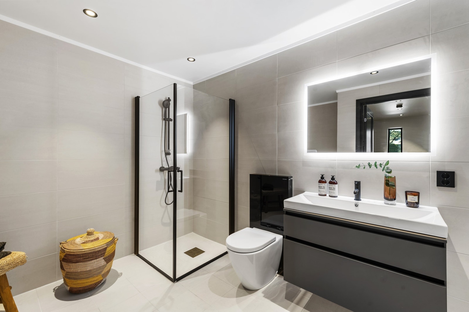 Lekkert flislagt bad med gulvvarme Galleribilde