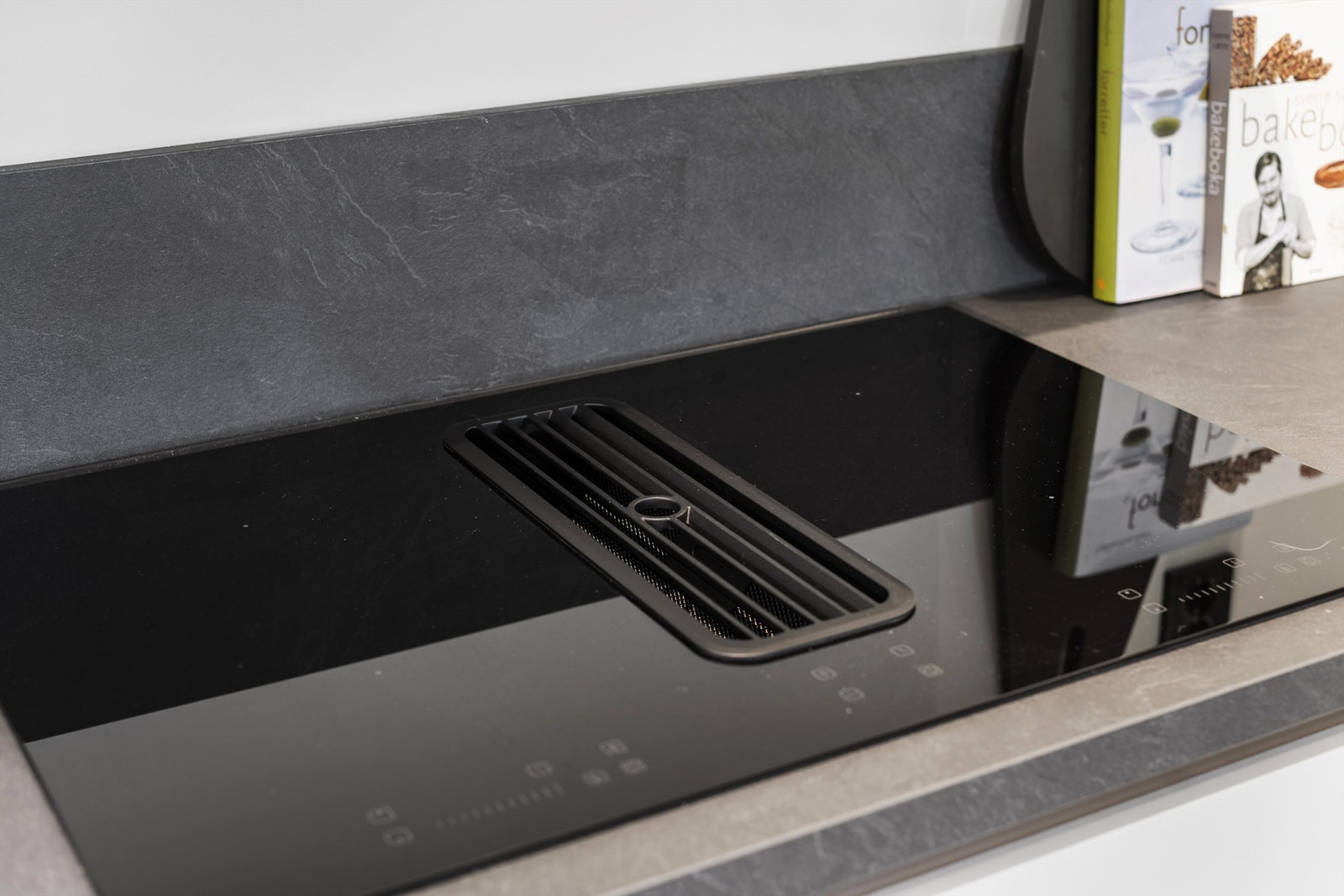 Lekker induksjonstopp med innebygget avtrekksvifte Galleribilde