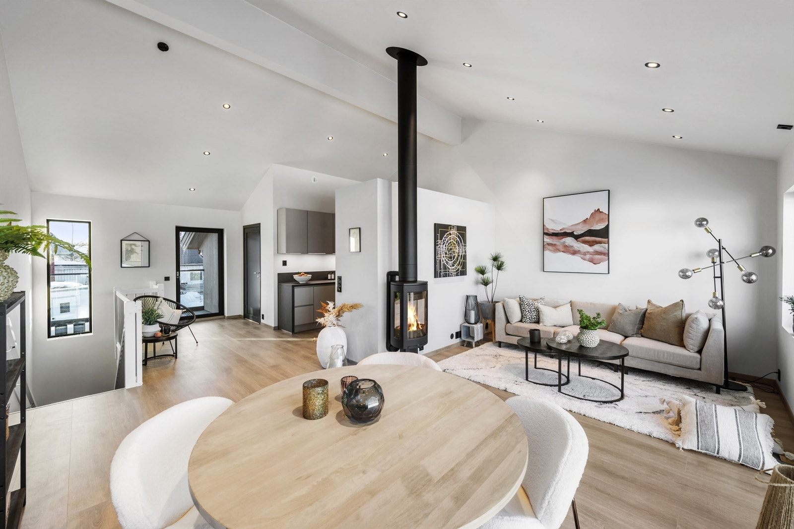 Tiltalende stue i delvis åpen løsning med kjøkkenet, - innbydende og praktisk! Galleribilde