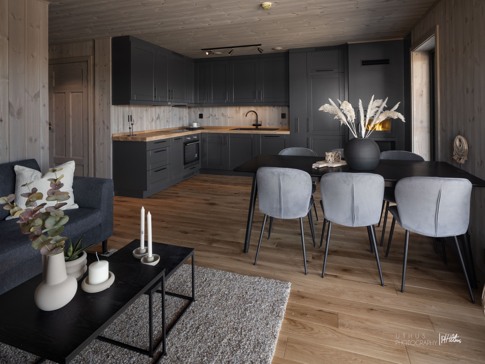 Spisestue og kjøkken med utgang til 26 kvm solrik og delvis overbygget terrasse. Endeleilighet 2 etg Galleribilde