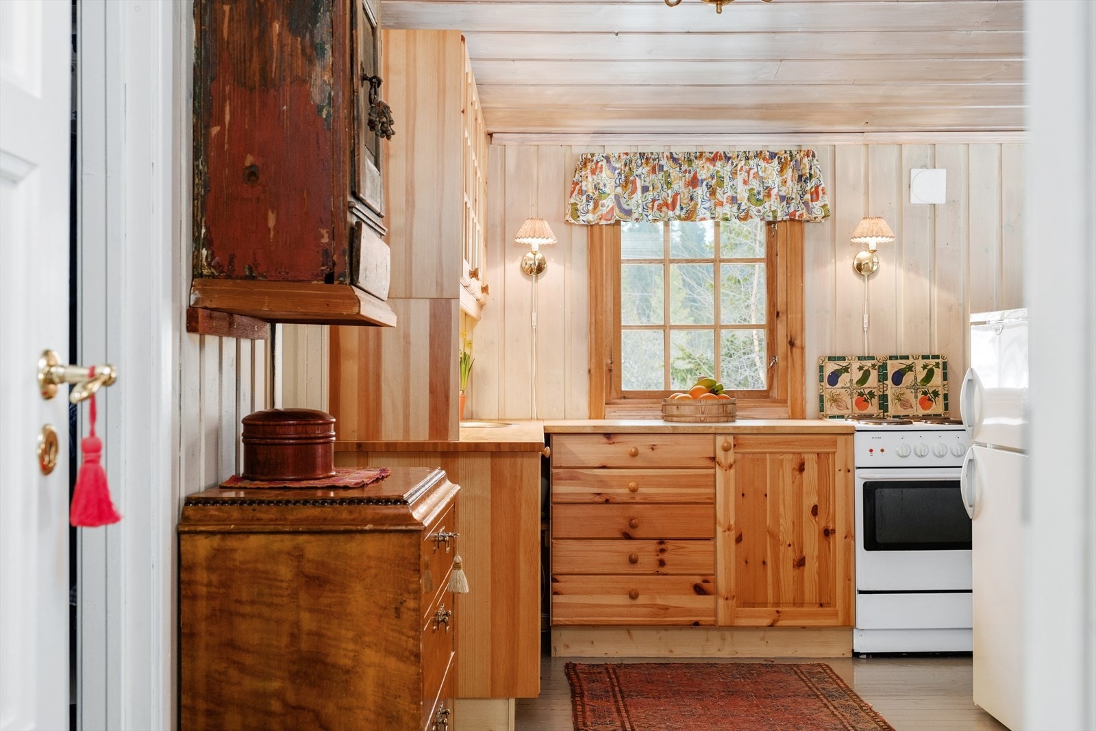 Kjøkken med utslagsvask og frittstående hvitevarer Galleribilde