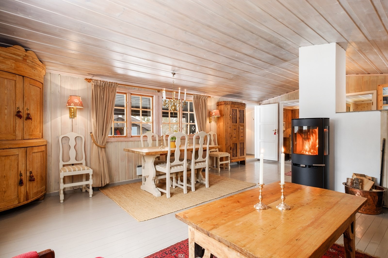 Romslig åpen stue og kjøkkenløsning - malt i lyse og delikate farger Galleribilde