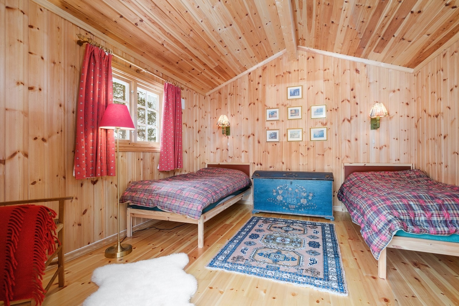 Annekset er innredet med vask og to sengeplasser Galleribilde