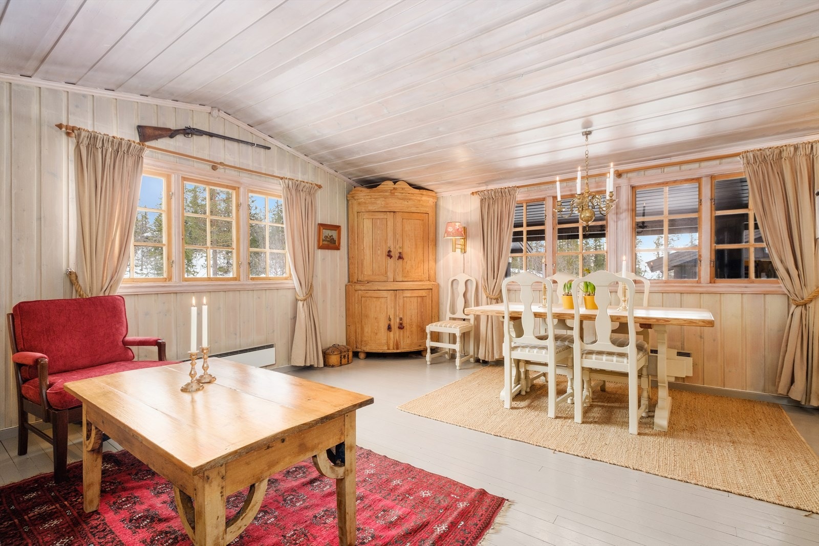 God plass til spisestue og sofagruppe Galleribilde