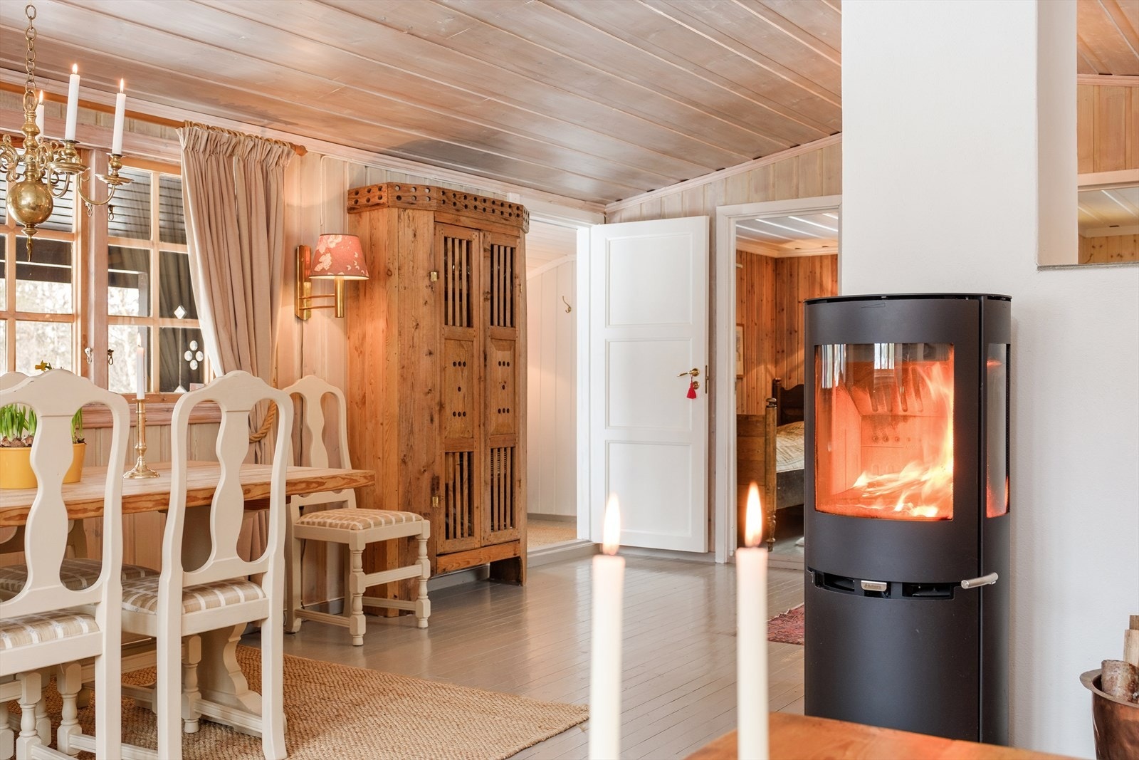 Vedovn i stue som gir god varme til hytta på kjølige dager Galleribilde