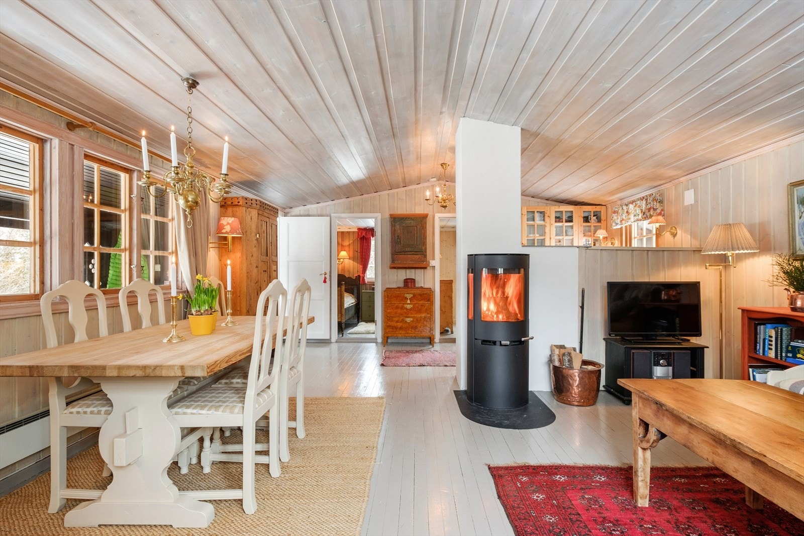 Luftig stue med fint lys fra vindusflater Galleribilde