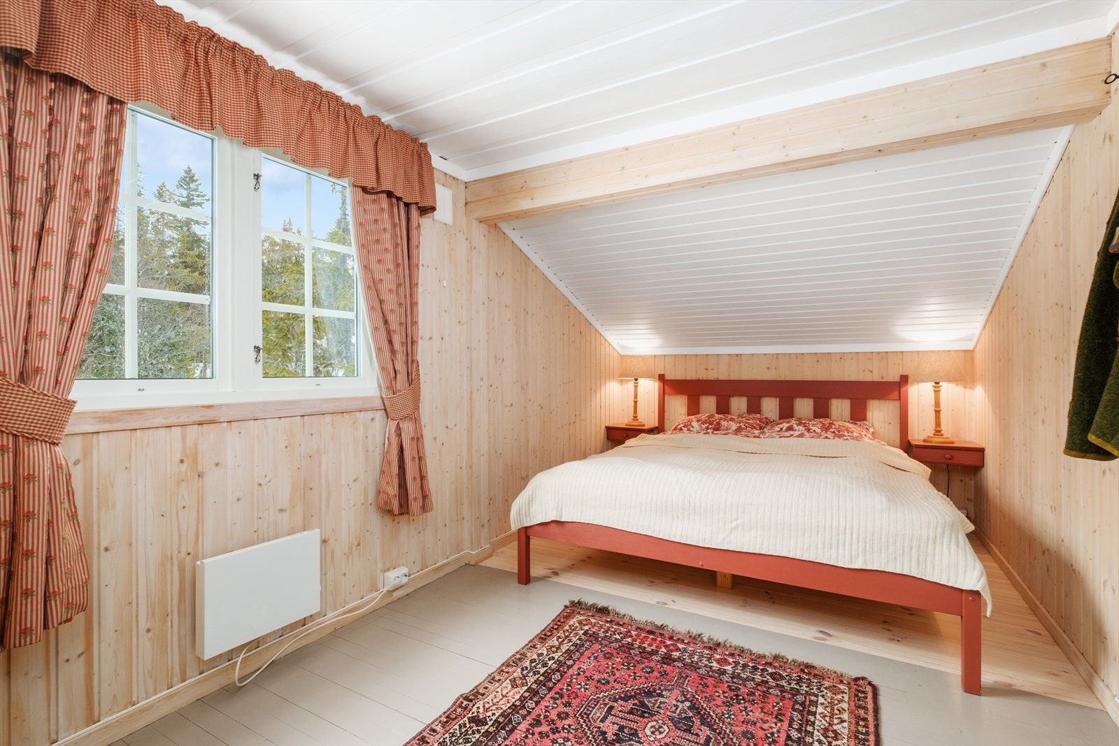 Hytta har to soverom, soverom en med plass til dobbeltseng Galleribilde