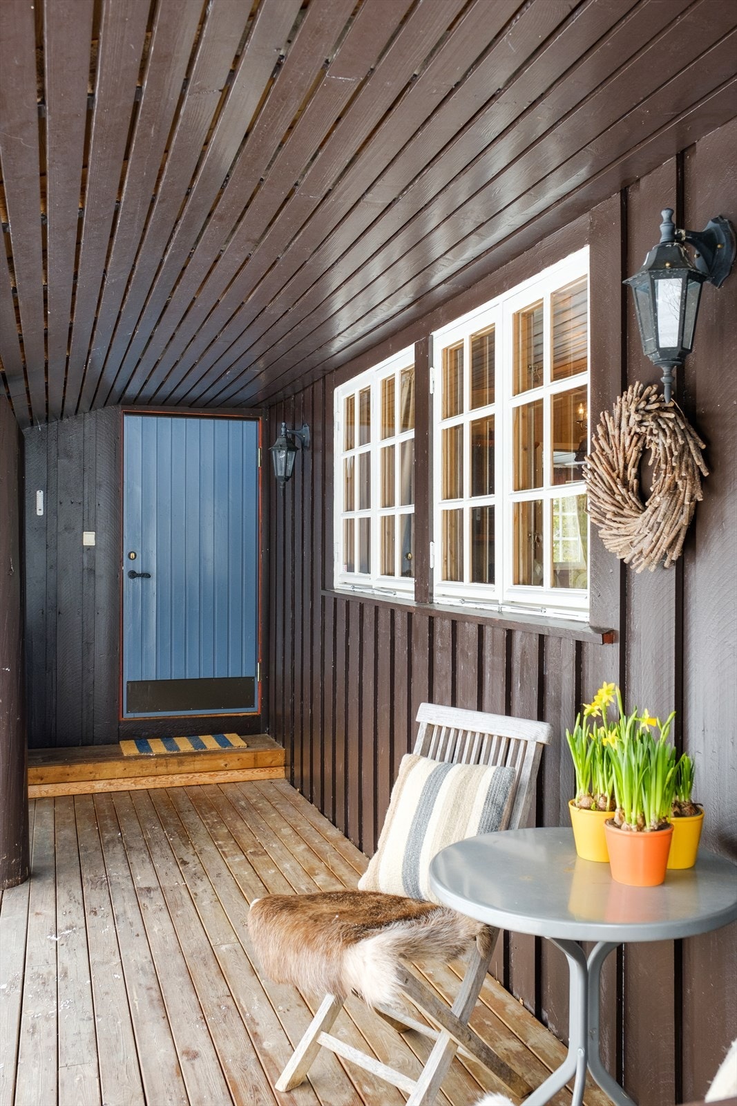 Usjenert terrasse og inngangsparti - her kan man nyte nydelig utsikt Galleribilde