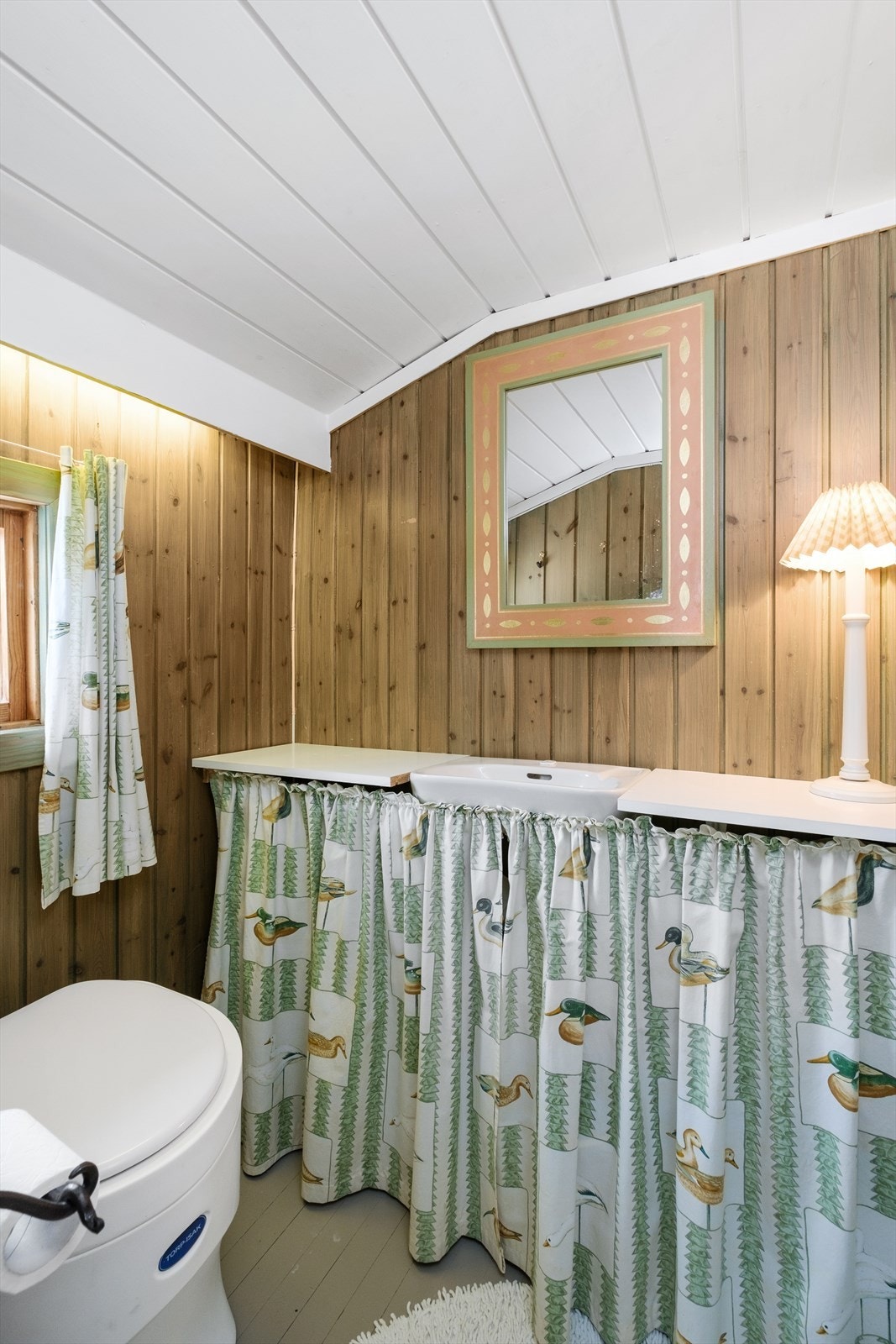 Wc-rom med vask og separett toalett Galleribilde