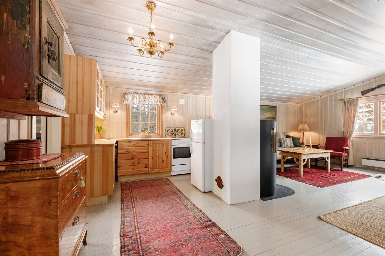 God planløsning og praktisk innredet hytte med plass til familie og gjester Galleribilde