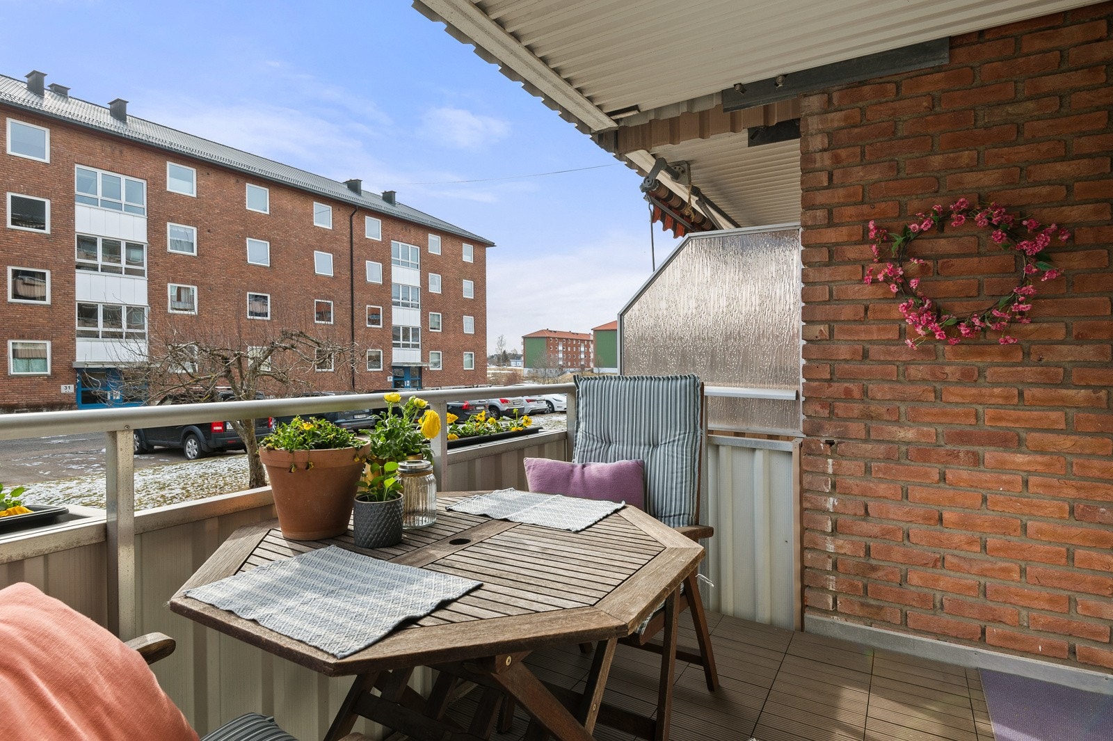 Leiligheten har en god intern beliggenhet, rett ved populære Bjerkedalen Park. Galleribilde