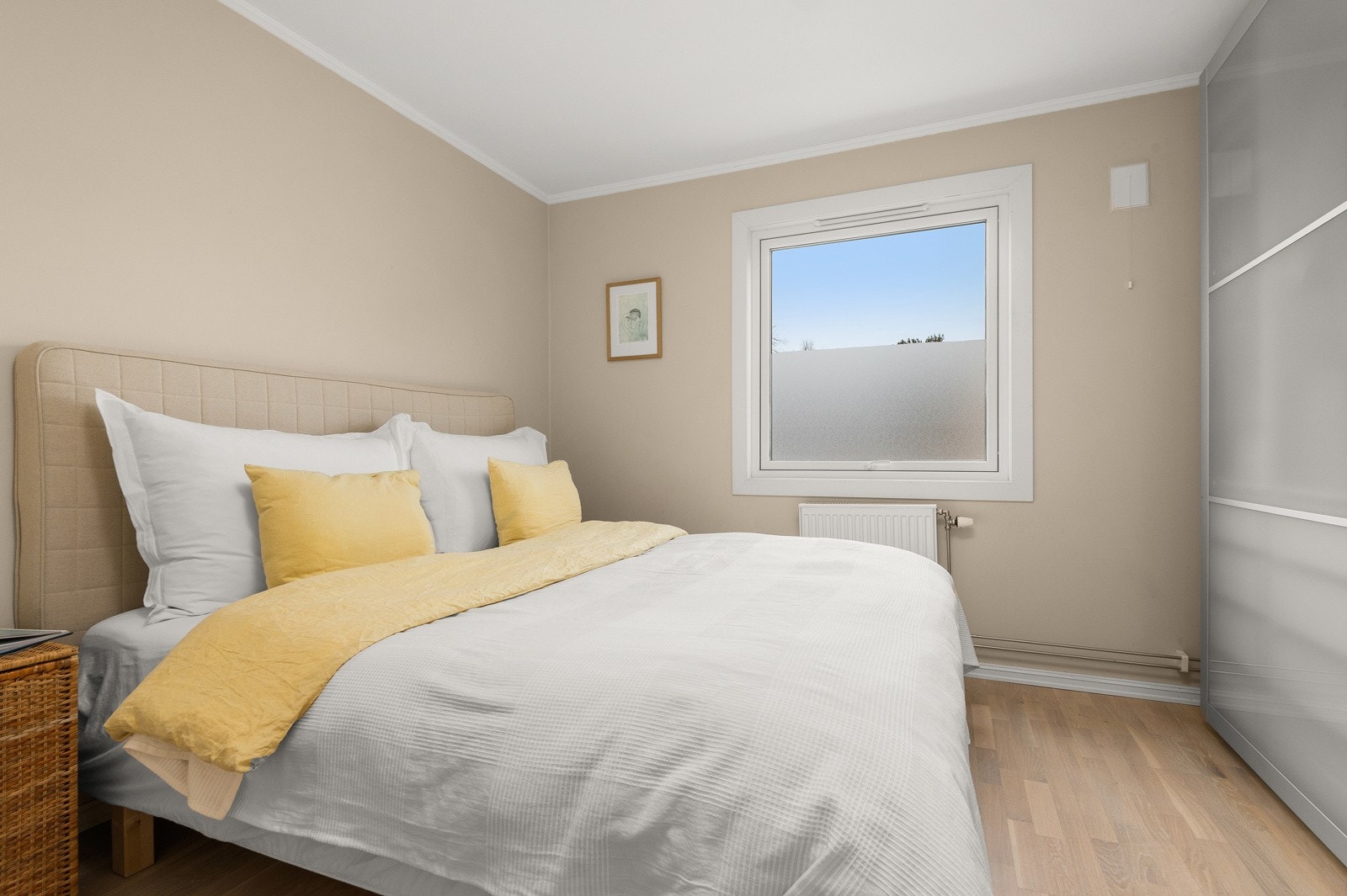 Romslig hovedsoverom med plass til dobbeltseng og nattbord. Galleribilde