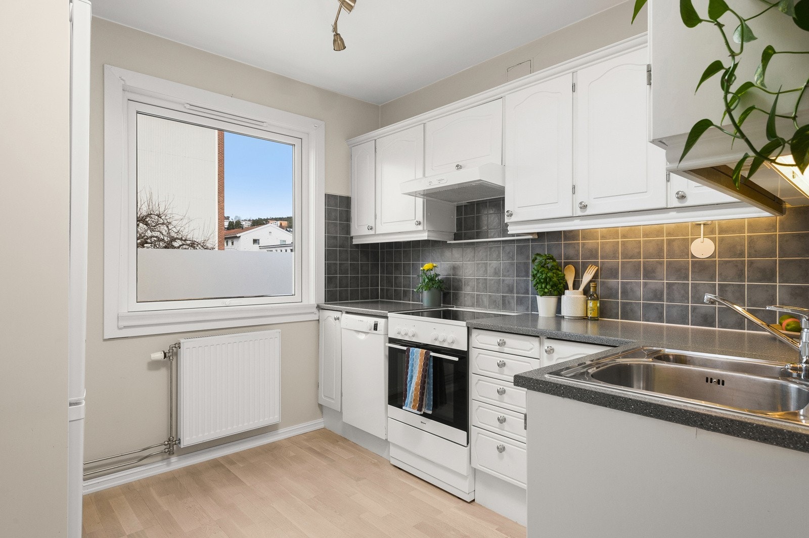 Separat, romslig kjøkken. Galleribilde