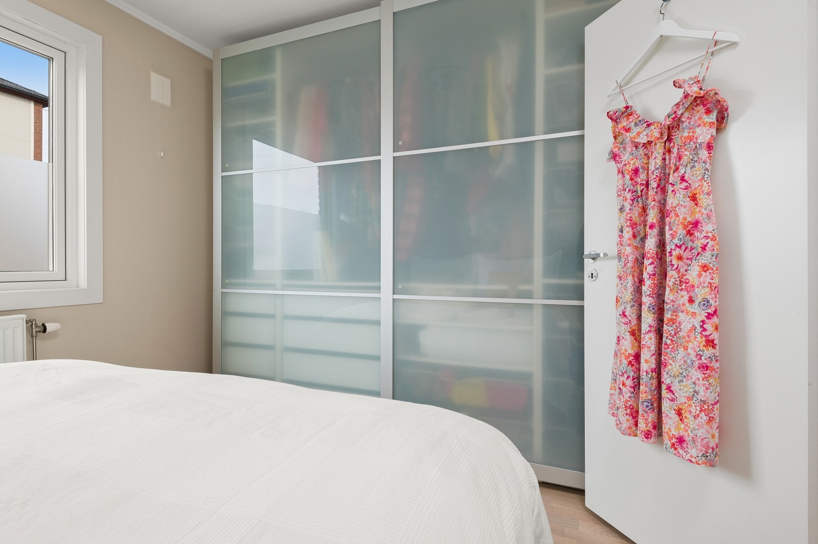 Godt med oppbevaringsplass i form av medfølgende garderobeskap. Galleribilde