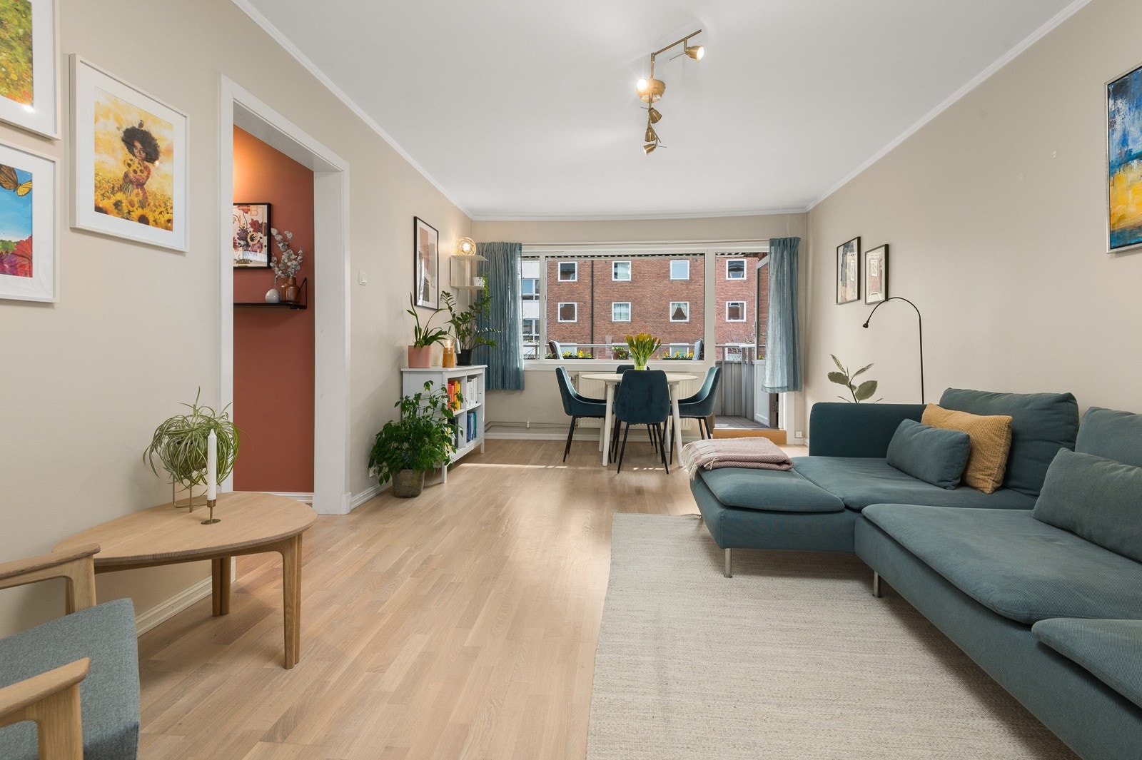 Leiligheten har en lys og innbydende stue. Galleribilde