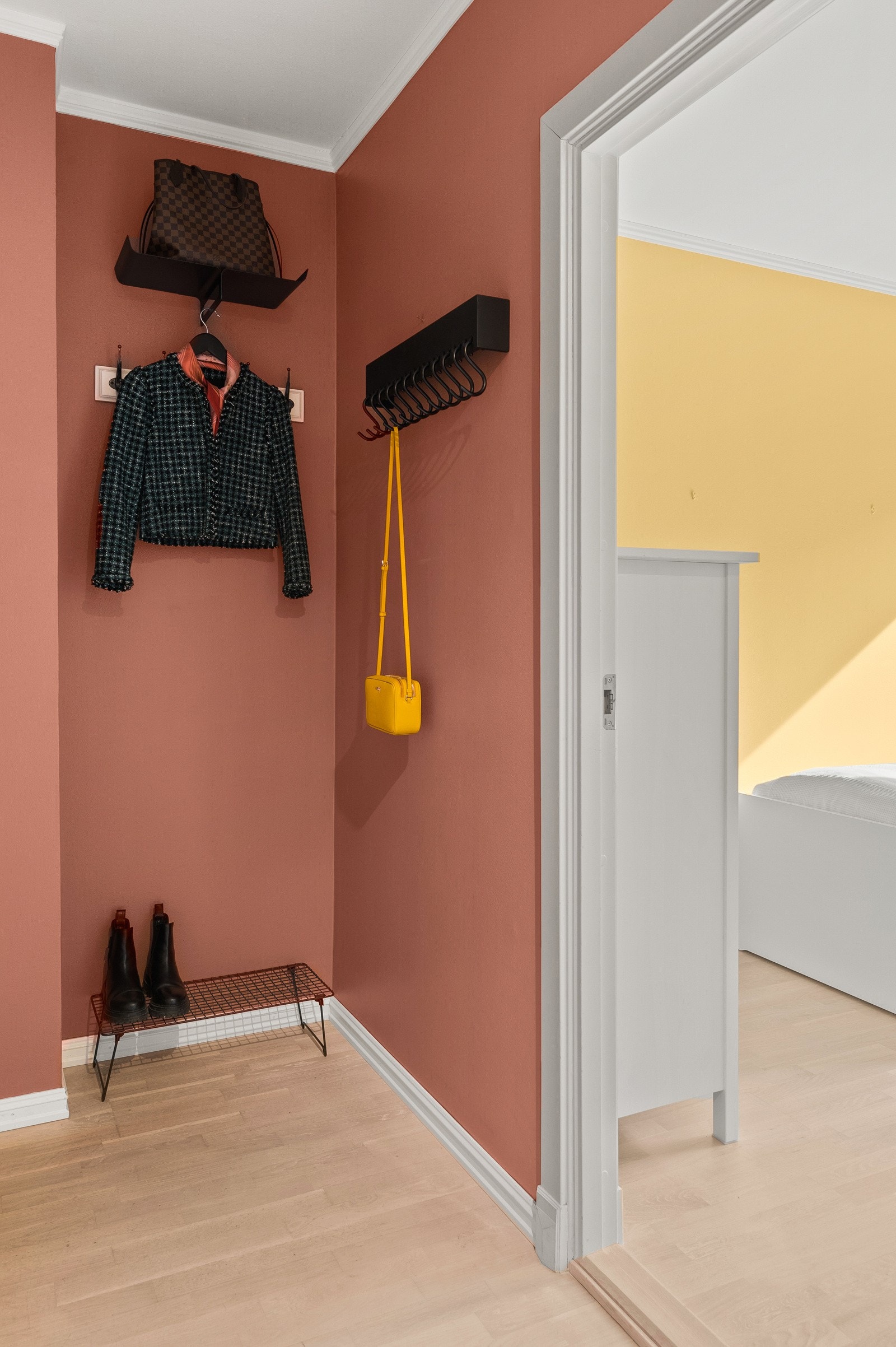 Innbydende og praktisk entrè med plass til oppbevaring av yttertøy. Galleribilde