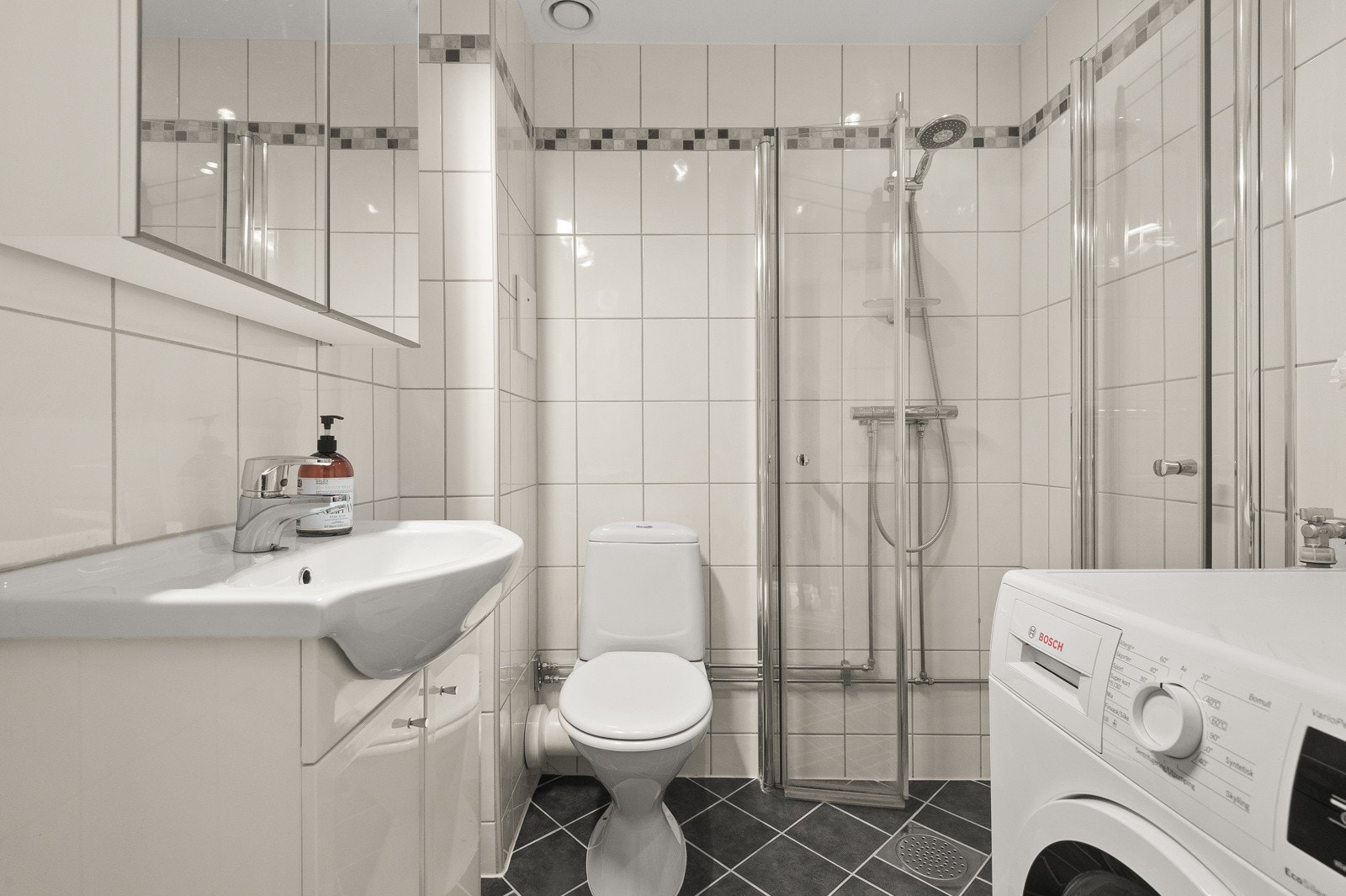 Delikat, flislagt bad rehabilitert i regi av borettslaget i 2007. Galleribilde