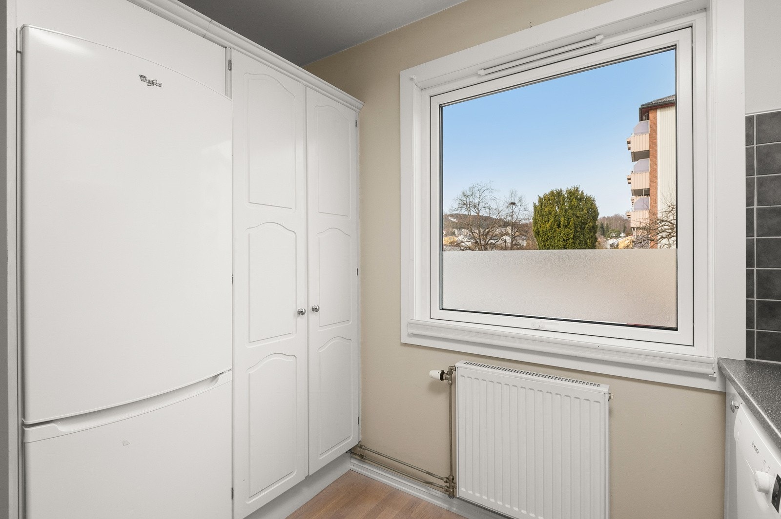 Godt med skap- og benkeplass. Galleribilde