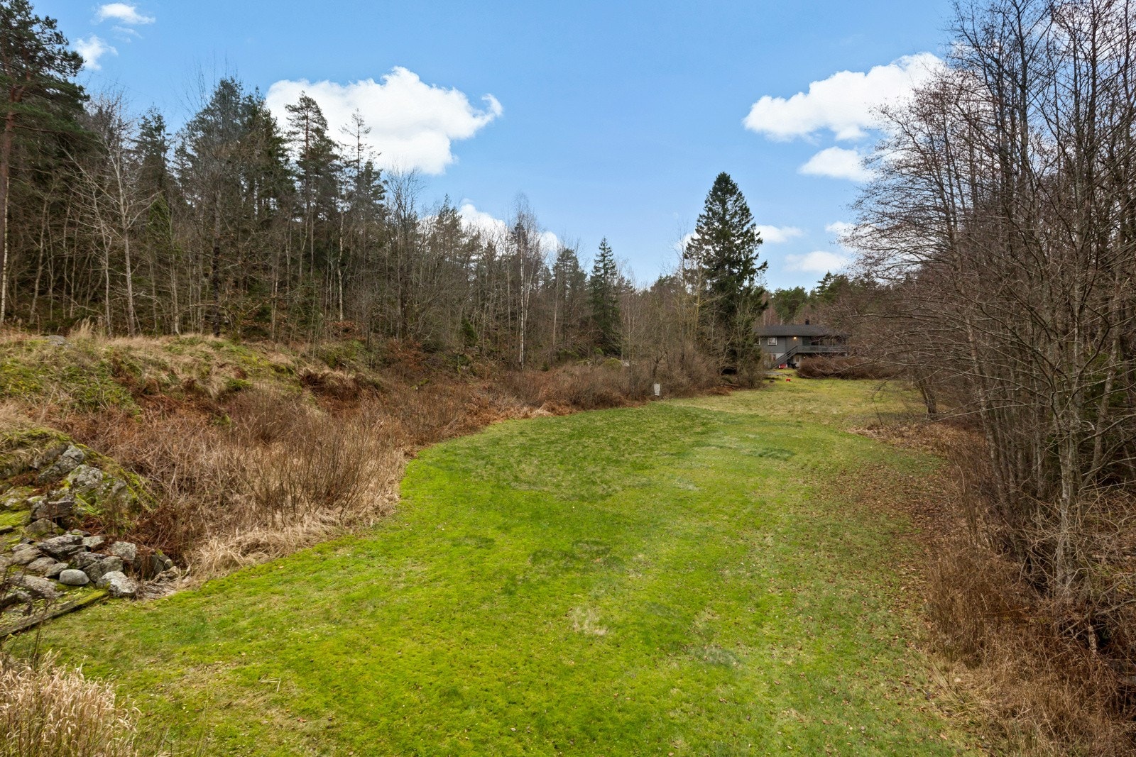 Fint opparbeidet tomt med gressplen for lek og morro Galleribilde