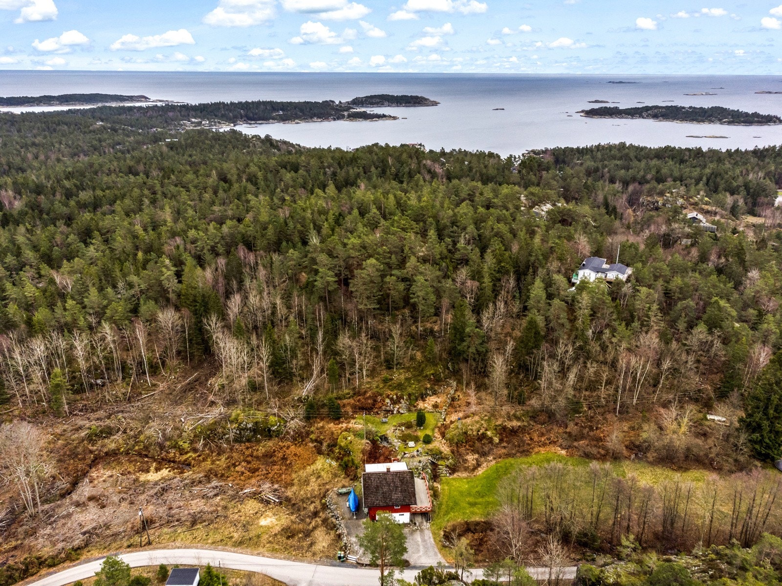 Det er gangavstand til Ivarsand som har fine sandstrender og er et eldorado for store og små som vil bade. Galleribilde