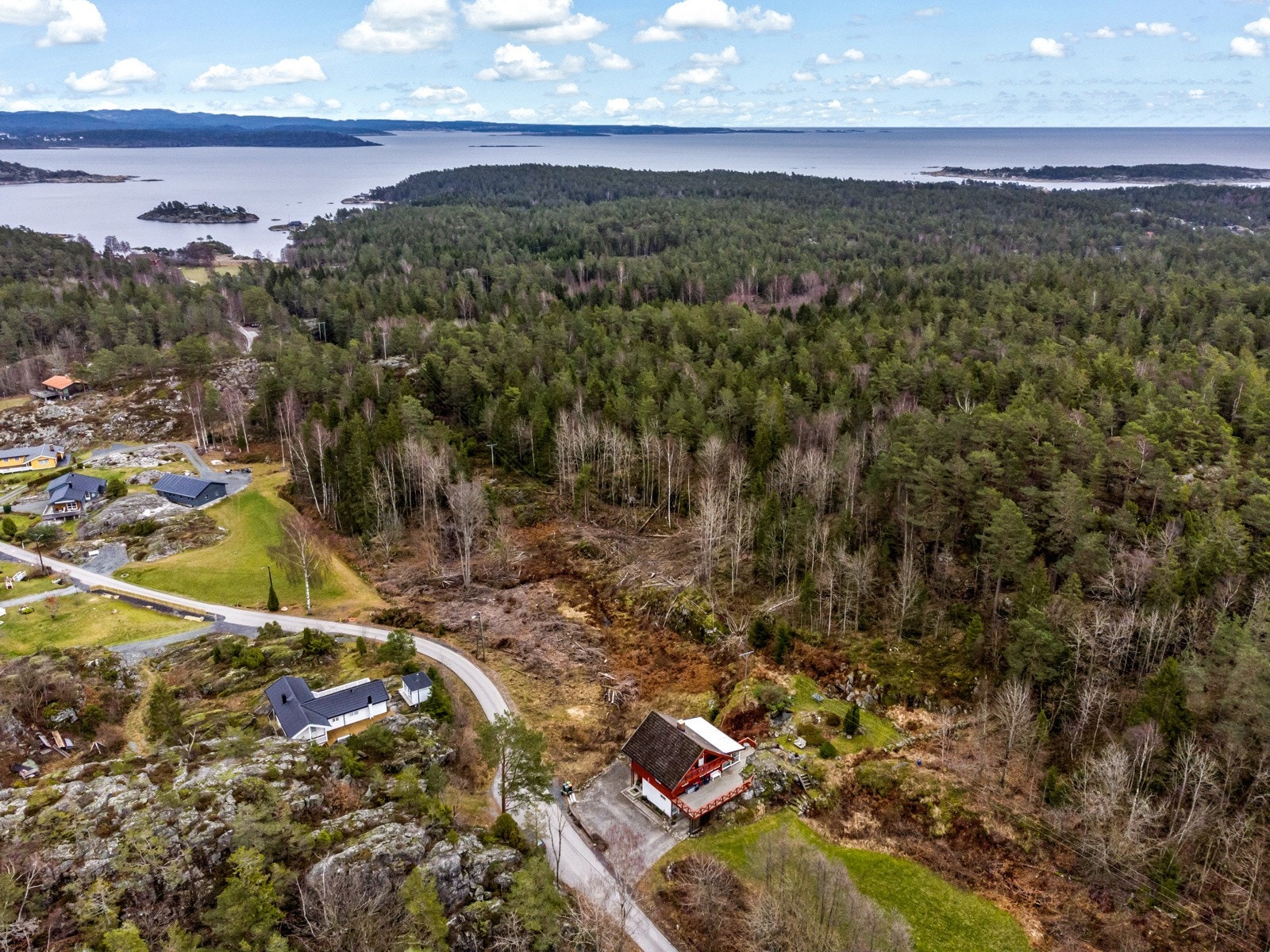 Korte båtturer til bl.a. Valle, Langesund, Kragerø, Helgeroa og Jomfruland. Kort avstand til golfbanen på Kjørstad. Galleribilde