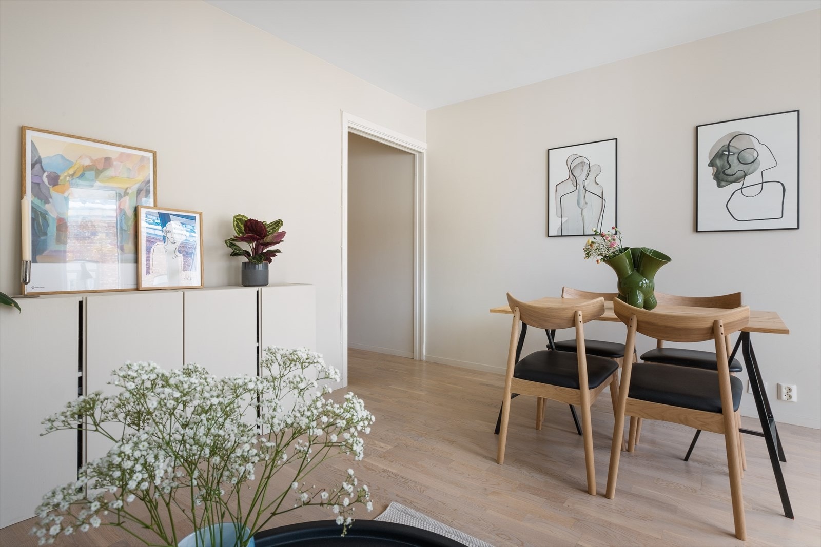 Det er plass til stort spisebord - leiligheten er perfekt for sosiale sammenkomster Galleribilde