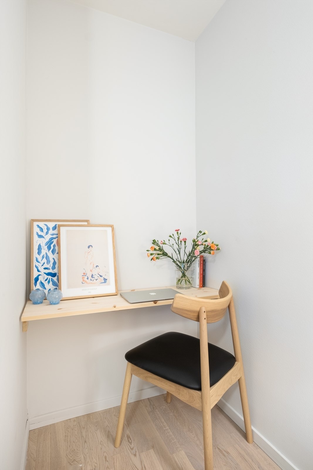 Skjermet nisje med plassbygd skrivepult Galleribilde