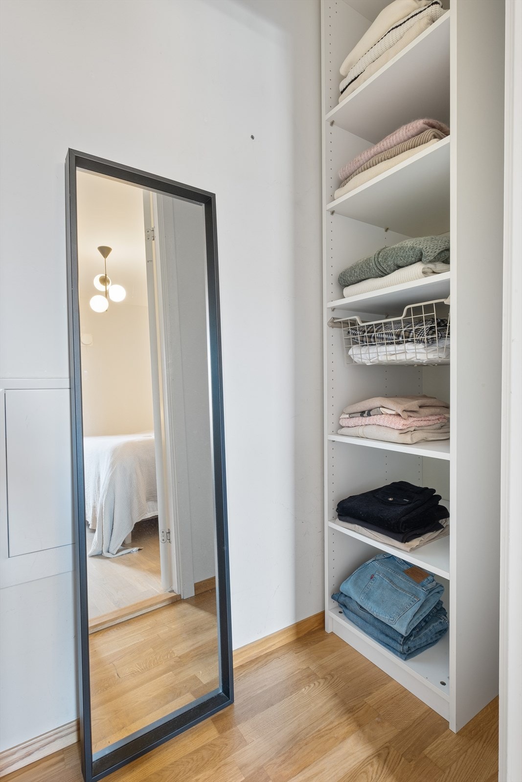 Innvendig bod med plass til skap og hyller Galleribilde