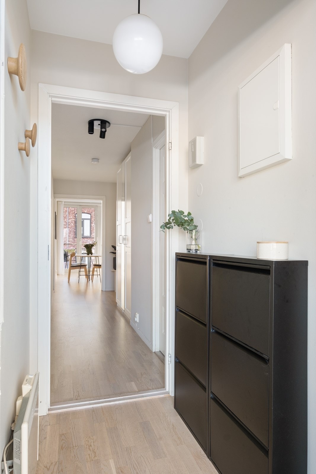 I gangen er det stor garderobeskap og plass til kommode for lagring av yttertøy Galleribilde