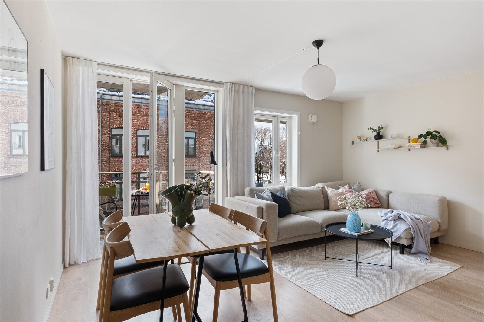 I stuen er det god plass til sofagruppe med tilhørende stuemøblement og spisebord Galleribilde