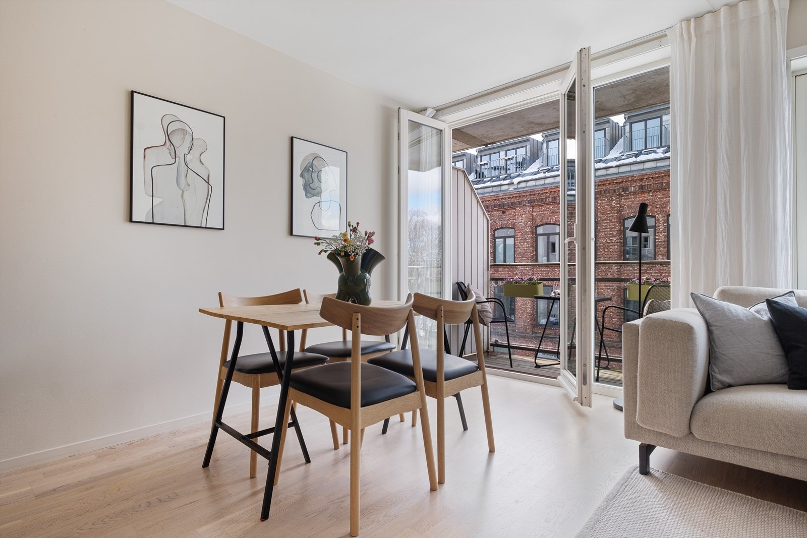 Innbydende og hyggelig stue med store vindusflater som gir godt med naturlig lys Galleribilde