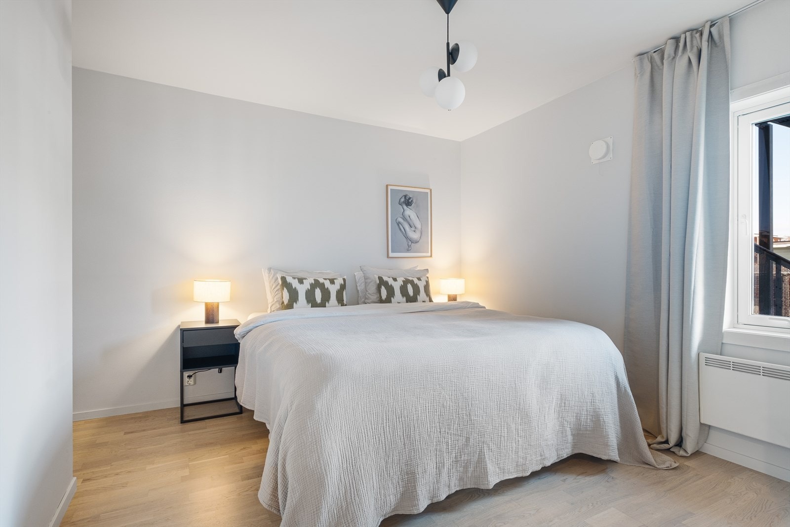 Leiligheten har et lyst og romslig soverom Galleribilde