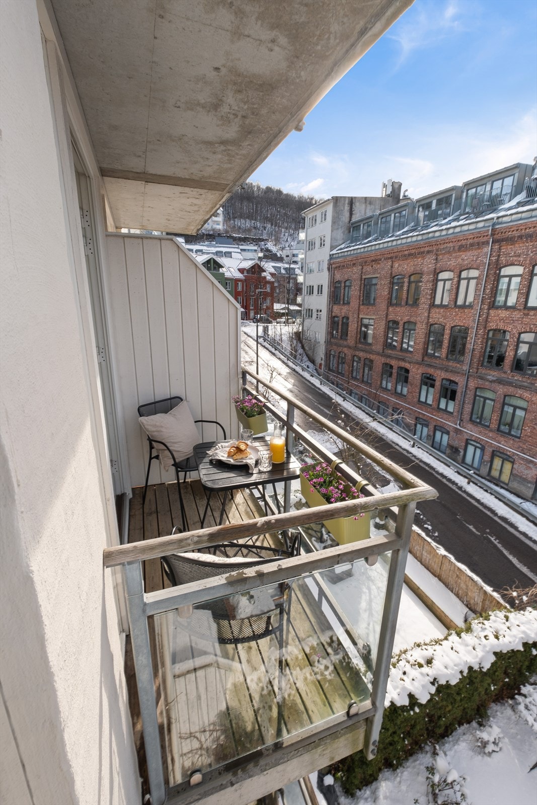 Fra stuen er det utgang til en vestvendt balkong på ca. 2 kvm Galleribilde