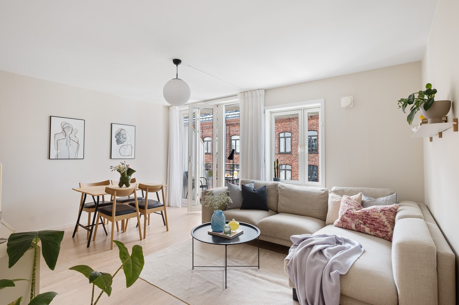 Stuen er holdt i en behagelig fargetone som passer svært godt med parketten Galleribilde