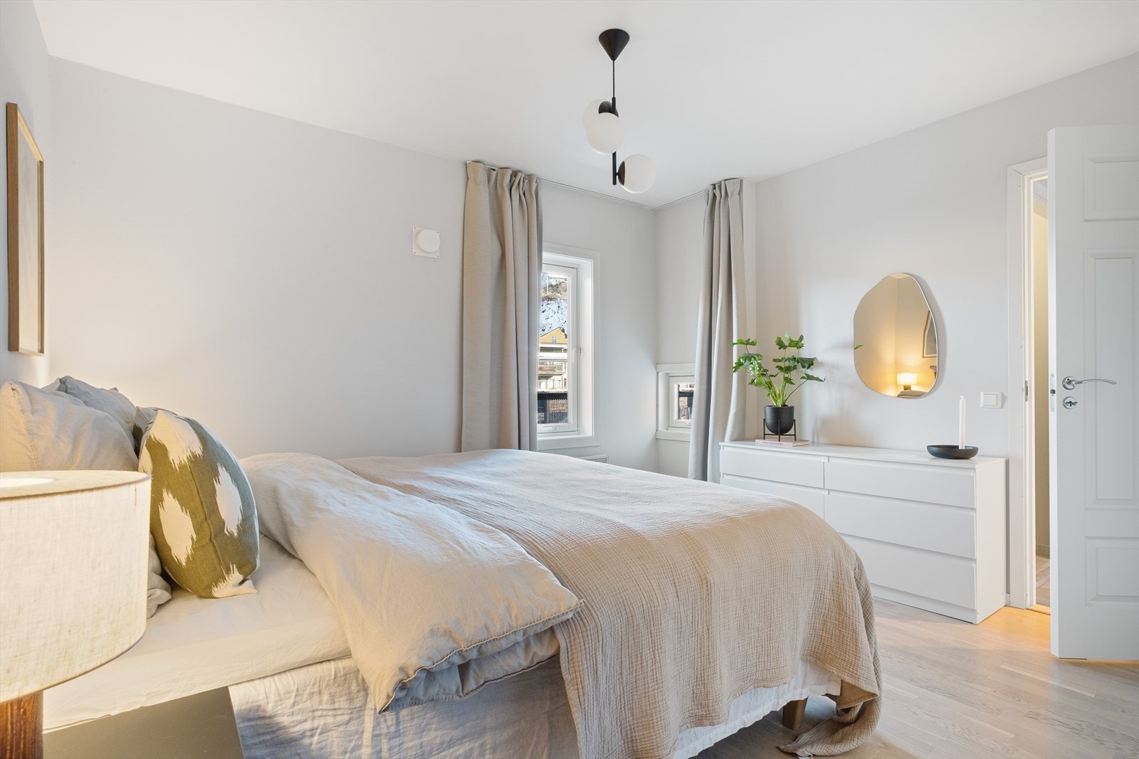 Det er god plass til dobbeltseng, nattbord og skap/kommode Galleribilde