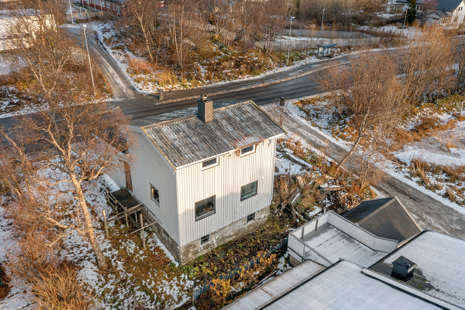 Boligen har en svært attraktiv beliggenhet på sydspissen med meget gode sol- og utsiktsforhold.