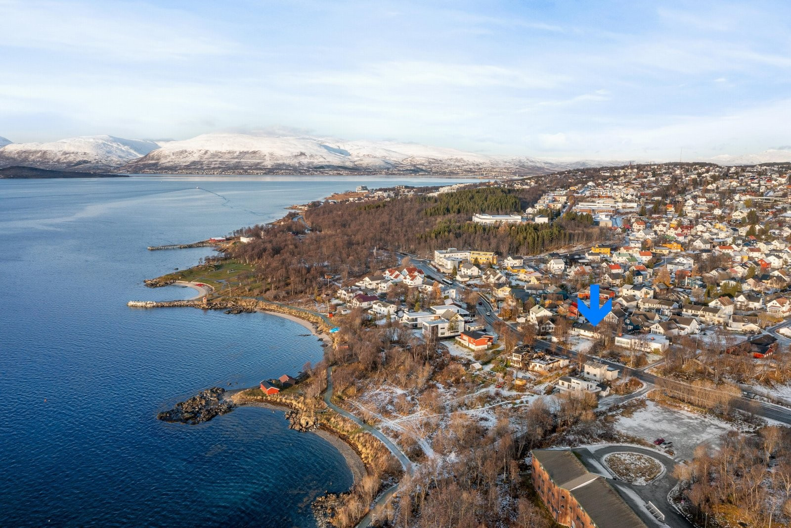 Fra eiendommen er det kun noen få minutters gange til Bukta.