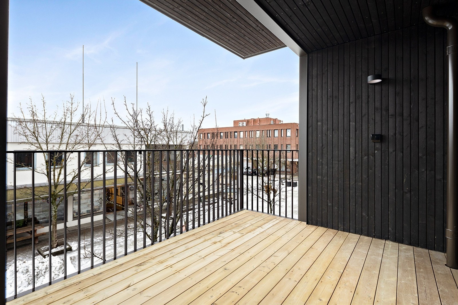 Leiligheten har en stor veranda med gode solforhold. Galleribilde