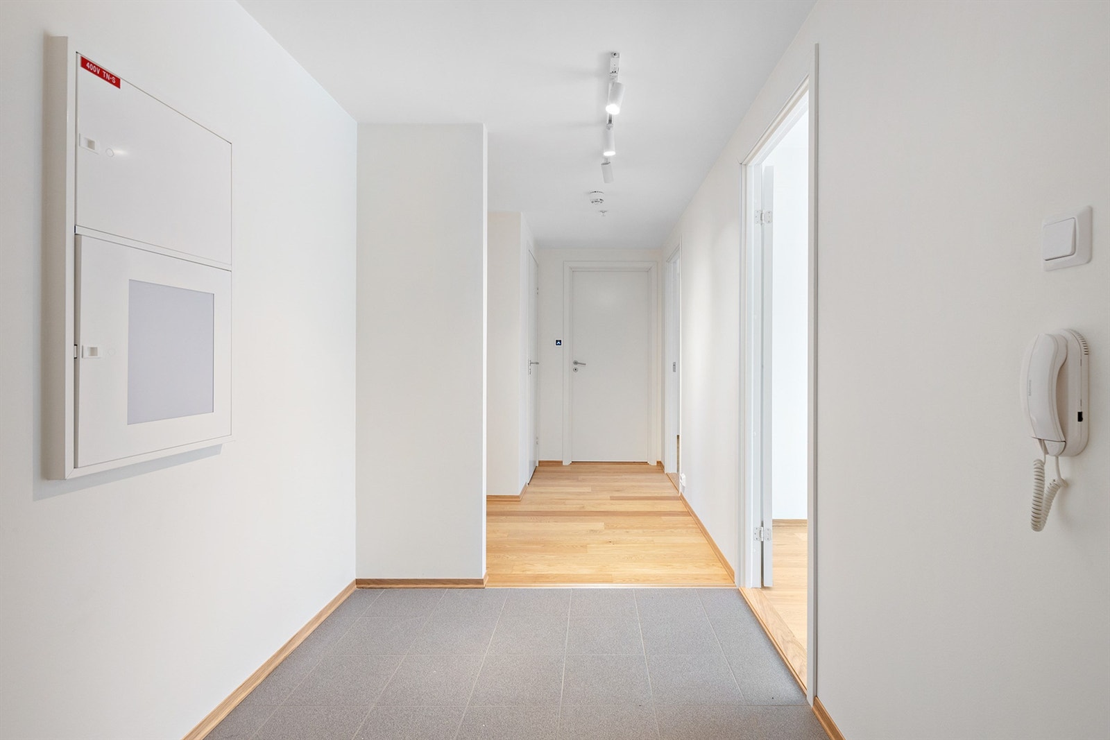 Første del av entre er flislagt og har gulvvarme. Galleribilde