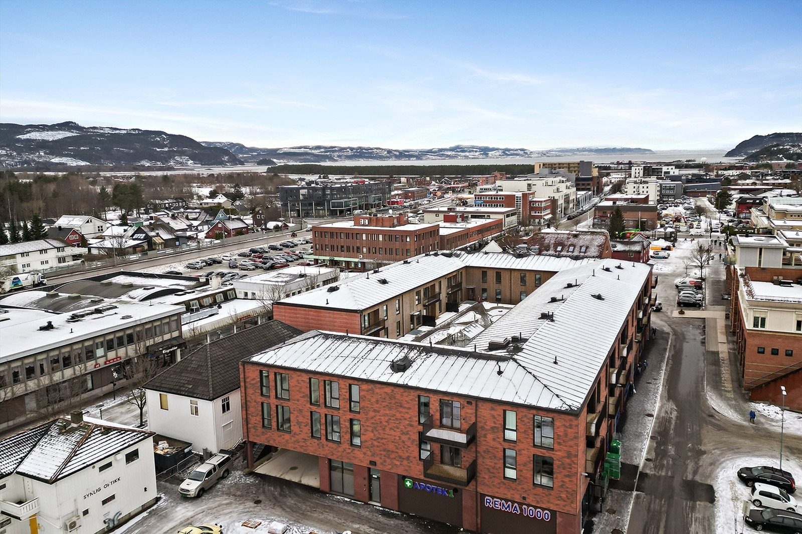 Det er ca. en ti minutters spasertur til togstasjonen, herfra kan du enkelt komme deg til Trondheim eller Levanger. Galleribilde