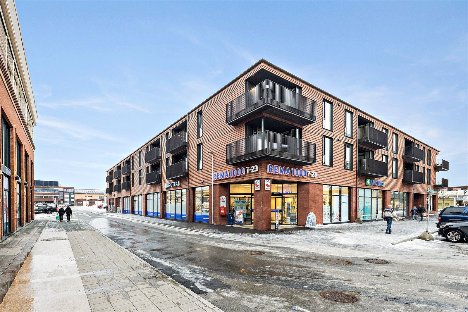 I 1.etasje av bygget finner du Rema 1000 med post i butikk. Galleribilde