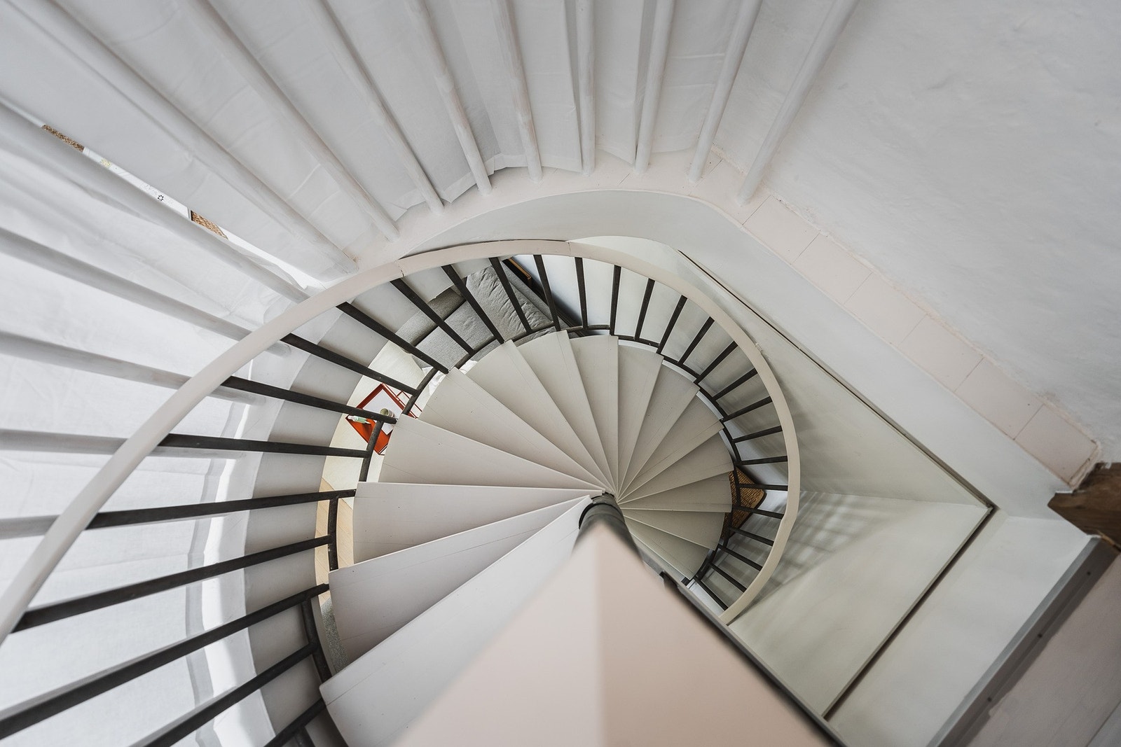 Praktisk vindeltrapp mellom etasjene. Galleribilde