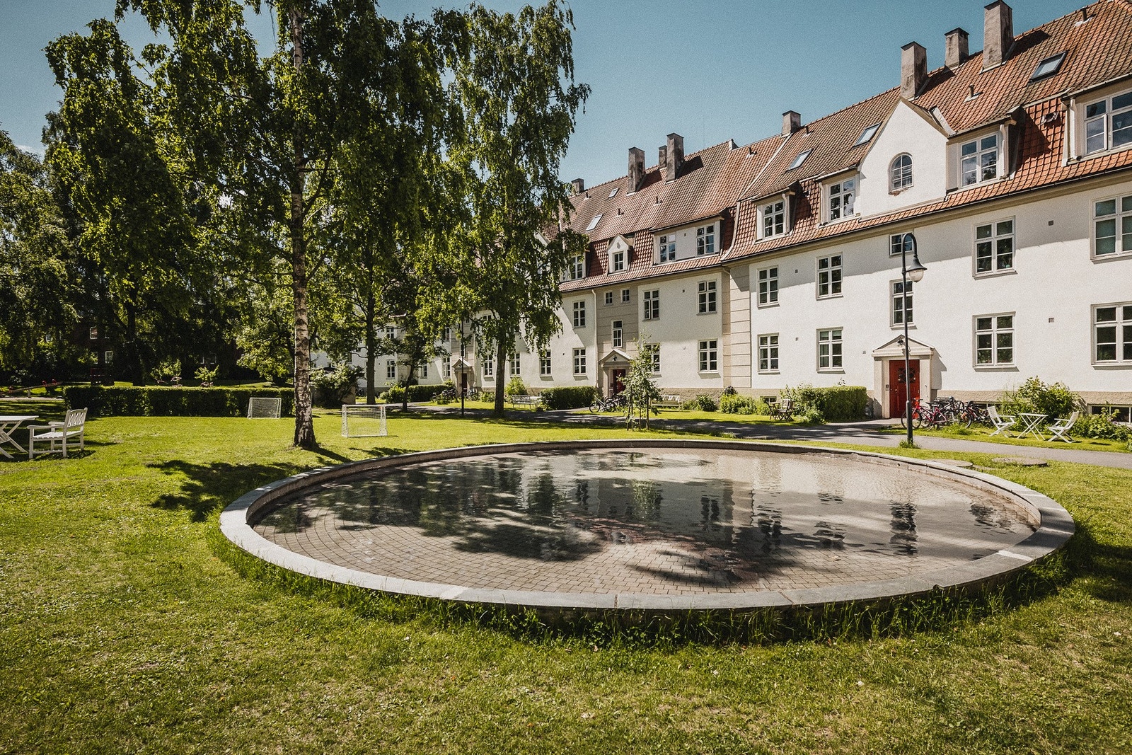 Vannspeil i bakgården (10-30 cm dypt), er perfekt sted for lek og avkjøling. Galleribilde