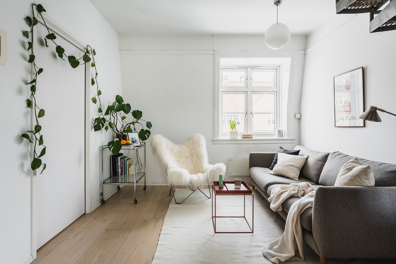 Dekorativ stue med nordisk innredning og én-stavs parkettgulv. Galleribilde