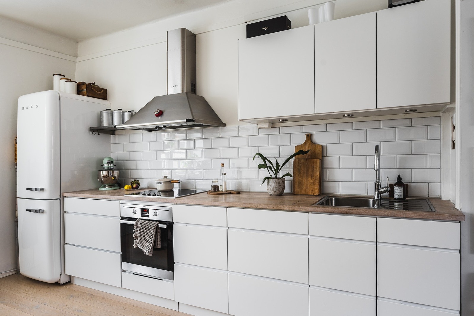 Godt med lagringsplass i over- og underskap. Galleribilde